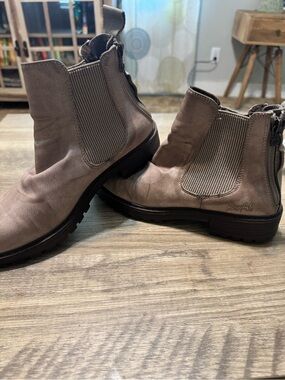 Blowfish Taupe/Cream Chelsea Zip Ankle Boots